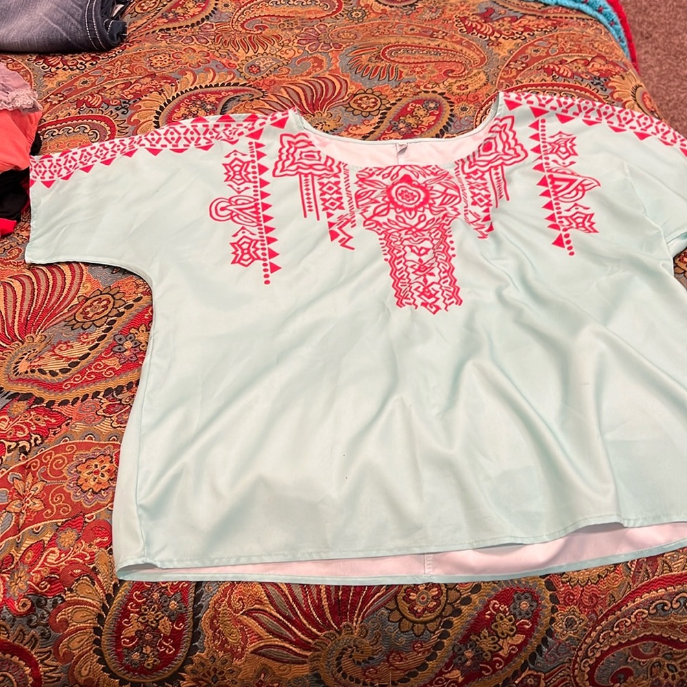 Blouse with short sleeves with slits in the sleeves